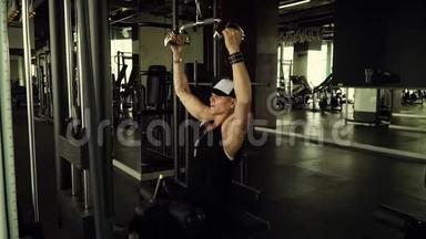 一个强壮的女孩正在健身房训练。